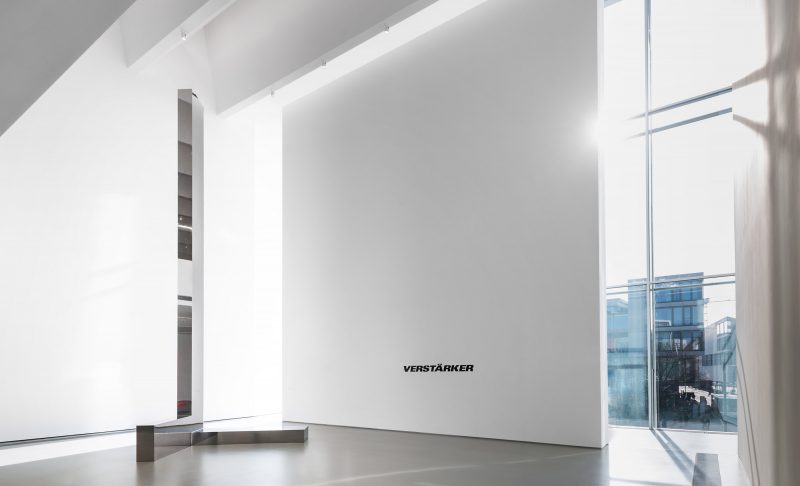 Verstärker 1, 2016, Edelstahl spiegelpoliert/ polished stainless steel, 770 x 220 x 248 cm, Kunsthalle Weishaupt, Foto: Jan Windszus